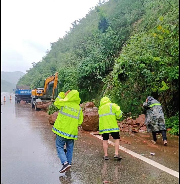 广元管理处闻讯而动快速出击，迅速处治山体落石险情.jpg