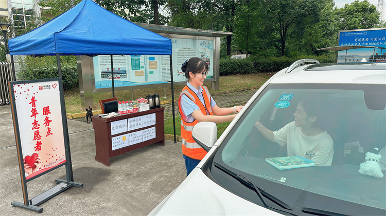 雅眉乐公司峨眉山收费站中秋节期间开展青年志愿者服务活动2.jpg