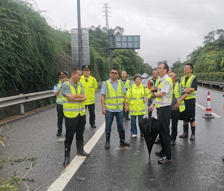 公司党委副书记、副总经理王川现场指导_副本_副本.jpg